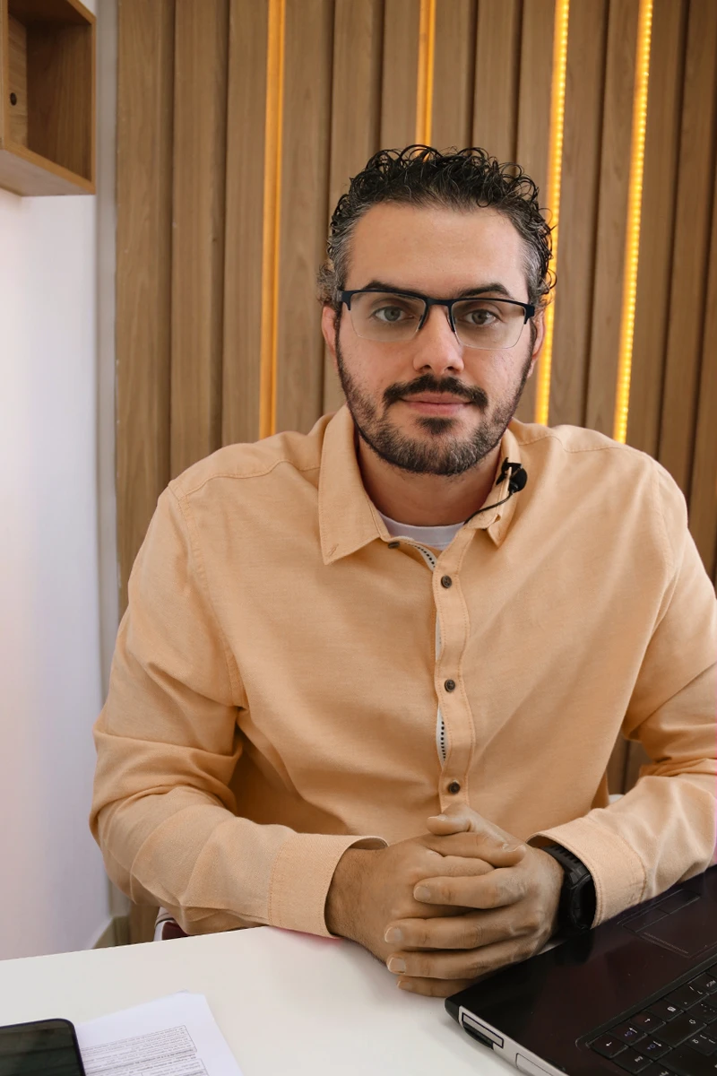 Dr. Rafael Vaiksnoras médico perito sentado à sua mesa